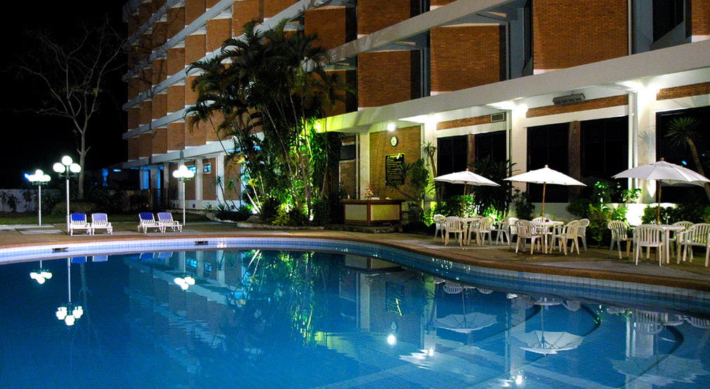 Hotelpool bei Nacht