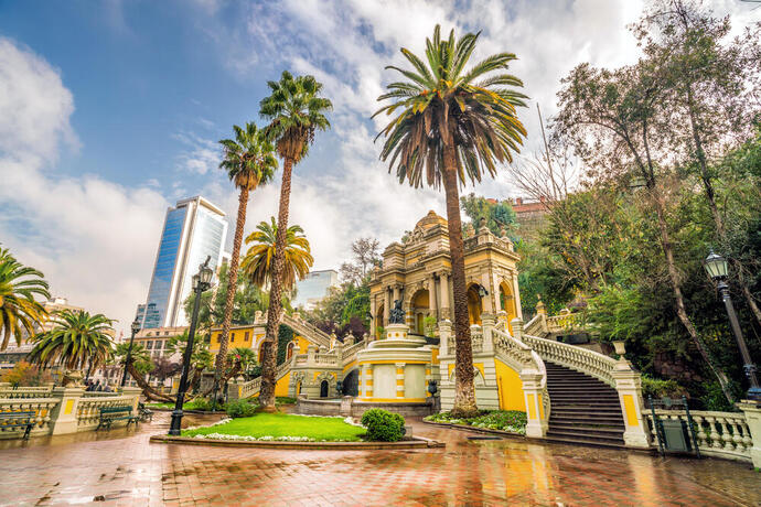 Panoramablick auf den Cerro Santa Lucía in der Innenstadt von Santiago, Chile, mit grünen Gärten, historischen Bauwerken und einer malerischen Kulisse.