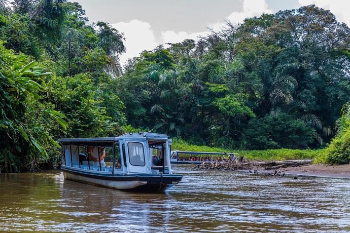 Eine Bootstour auf einem Fluss im Tortuguero Nationalpark auf einer Costa Rica Rundreise