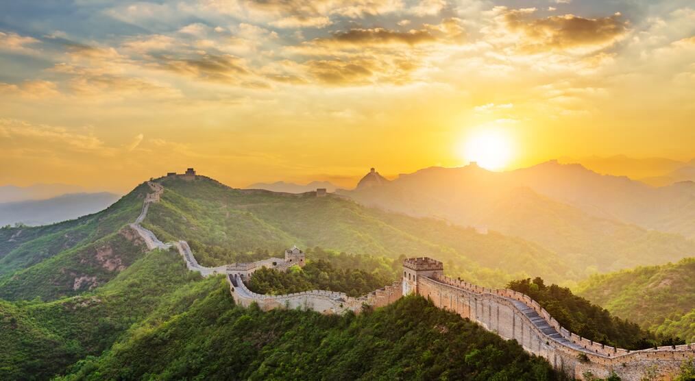 Die chinesische Mauer auf einer China Gruppenreise bei Sonnenuntergang 