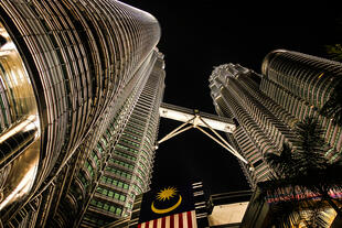 Petronas Towers bei Nacht 