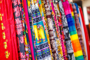 Traditionelle, farbenfrohe Stoffe