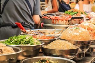 das Korean Street Food Japchae auf einem Markt in Seoul 