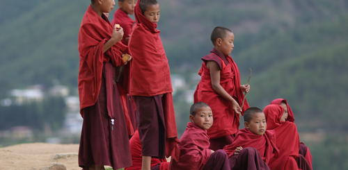 Bhutanische Jungen in ihrer traditionellen Kleidung