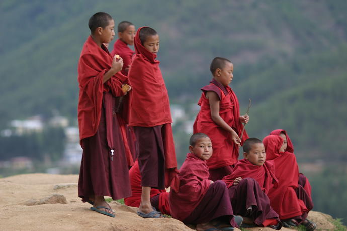Bhutanische Jungen in ihrer traditionellen Kleidung