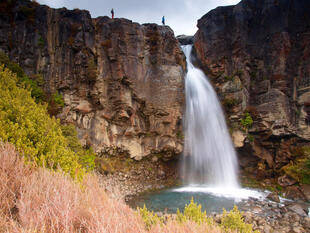 Trekkingpfad über Wasserfall im Tongariro National Park 