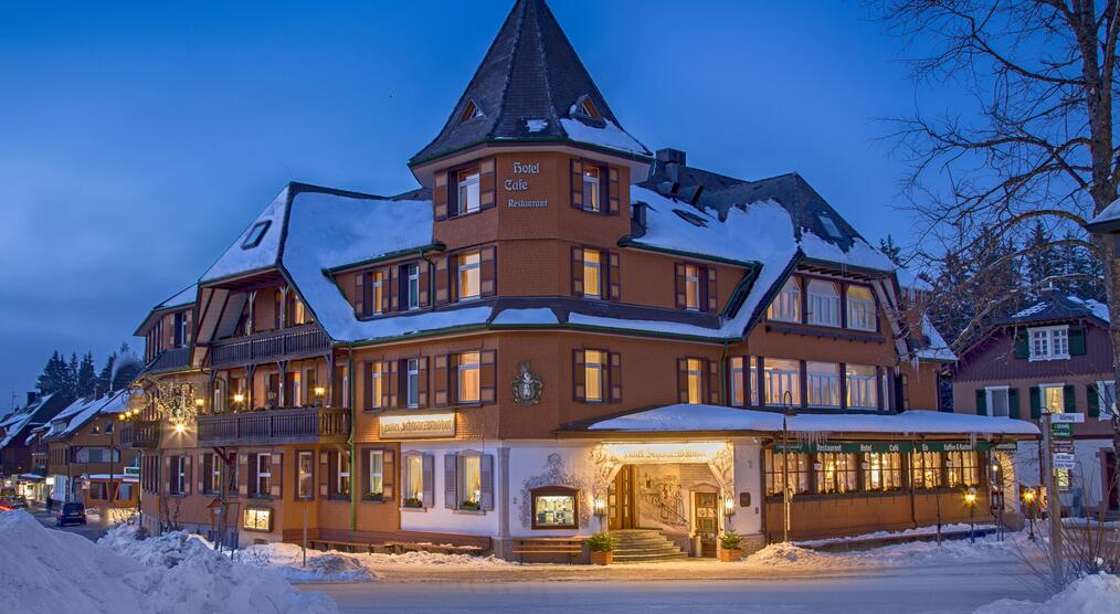Winterliche Außenansicht Hotel Schwarzwaldhof