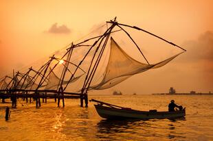 Chinesische Fischernetze in Kochi bei Sonnenuntergang