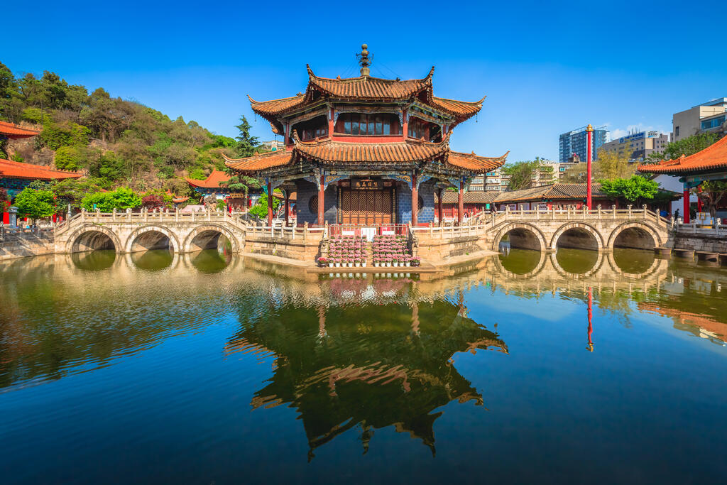 Panoramaansicht auf den Yuantong-Tempel in Kunming 