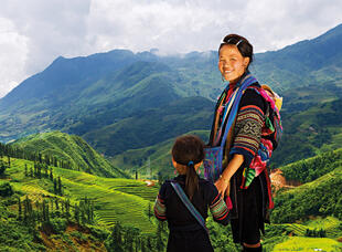 BlackHmong Frau mit Sapa Hintergrund