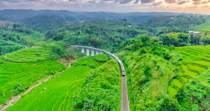 Zug durch indonesische Landschaft 