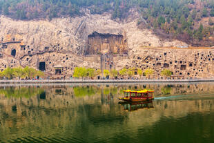 Blick auf die Longmen Grotten