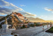 Potala-Palast in Lhasa, Tibet, auf dem Qinghai-Tibet-Plateau, unter strahlendem Sonnenschein.