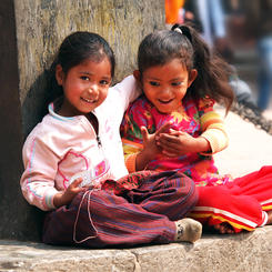 Kinder in den Straßen von Kathmandu