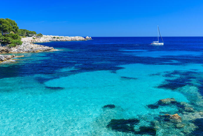 Blick auf das türkisblaue Meer in Cala Rajada auf Mallorca in Spanien