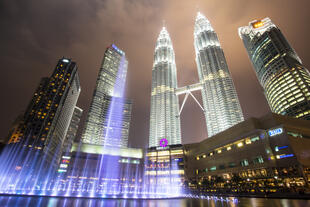 Petronas Towers bei Nacht 