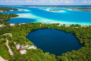 Black Cenote in Bacalar in Mexiko