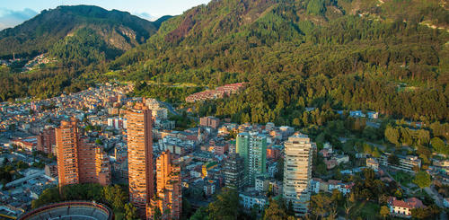 Blick auf Bogota mit Anden im Hintergrund