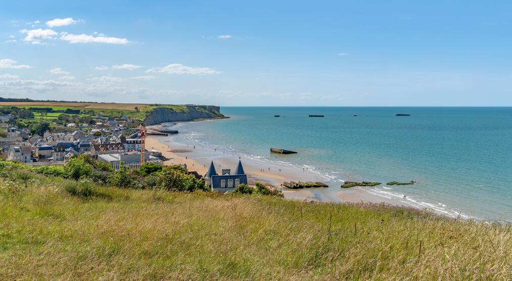 Blick auf Dorf an Strand