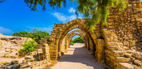 malerische Ruinen im Seehafen Caesarea