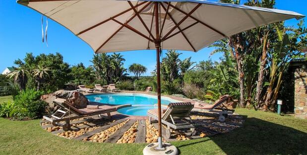 Pool und Gartenanlage