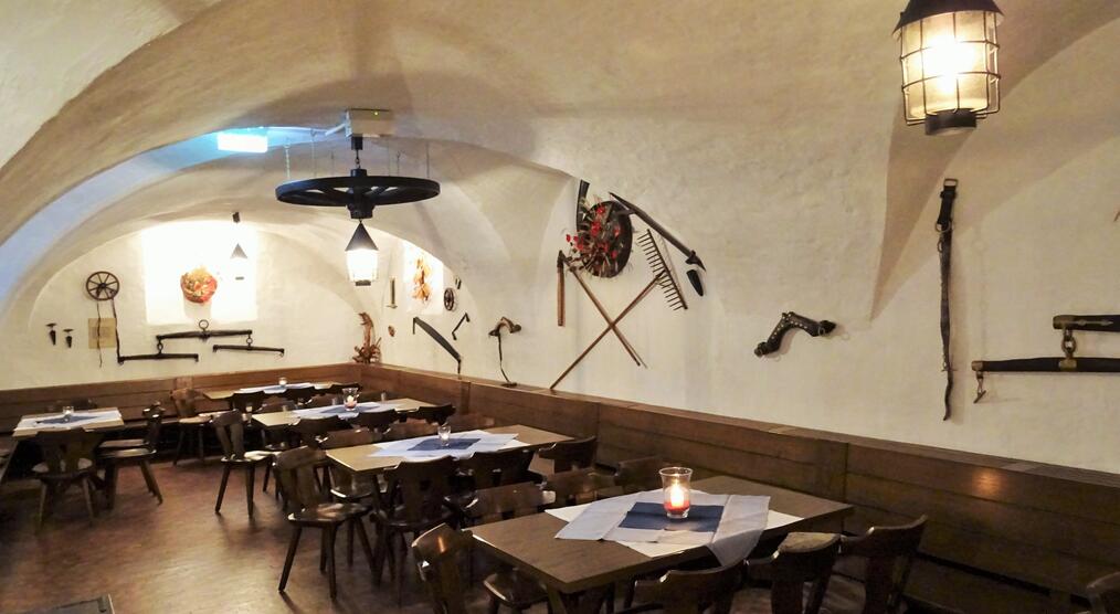 Tagungshaus Schönenberg: Weinstube im Gewölbekeller