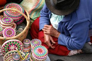 Traditionelle Strohkörbe auf dem Markt in Otavalo