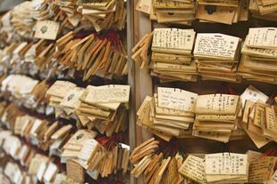 Wünsche auf Papier am Meiji-Schrein in Tokyo