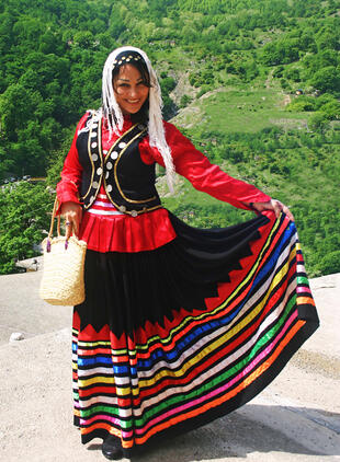 Frau in traditioneller Kleidung 