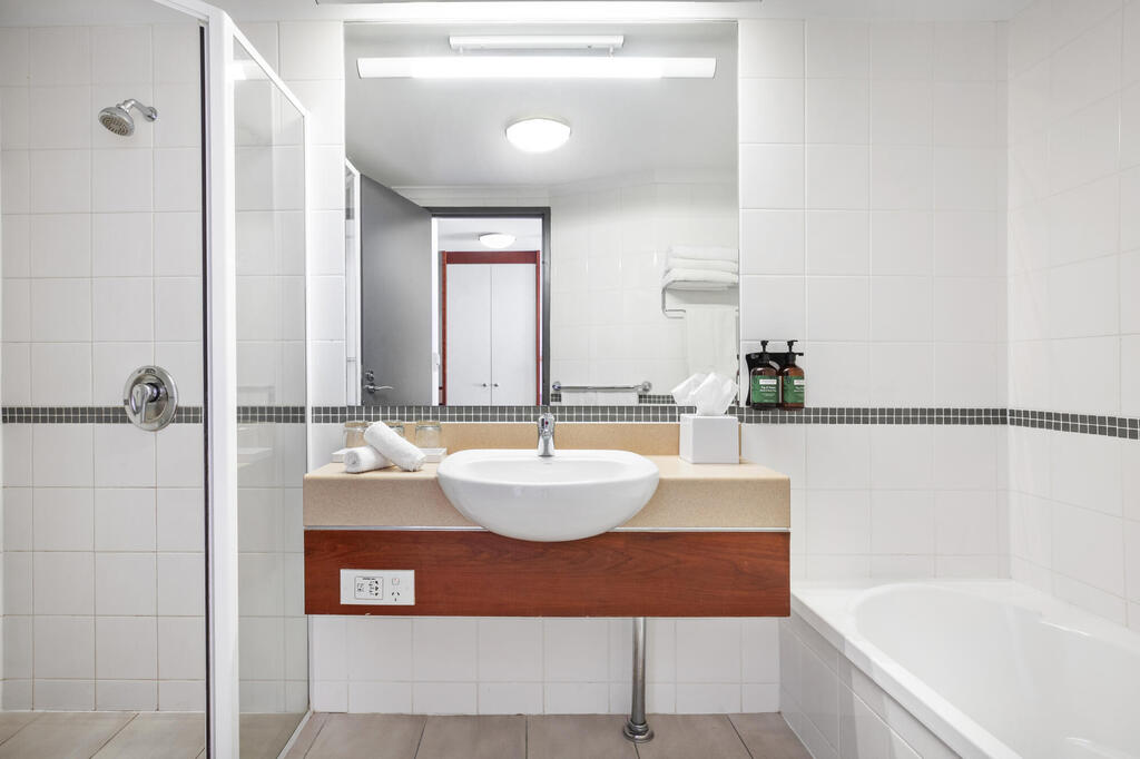 Badezimmer des Standardzimmers im Crowne Plaza