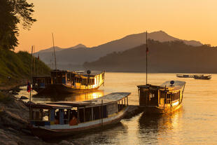 Boote am Mekong bei Sonnenuntergang