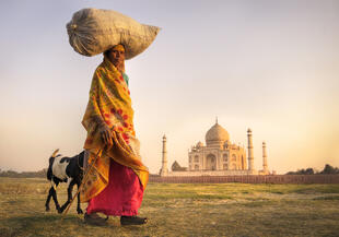 Indische Frau vor dem Taj Mahal