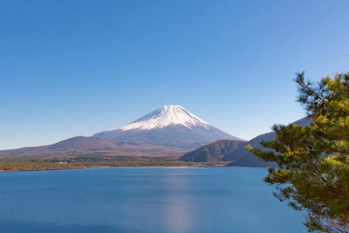 Panoramablick auf Fuji und den Motosuko See in Japan