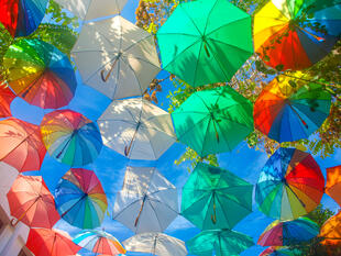 Dekorative Schirme am Strand von Nikosia