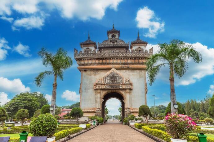 Der Patuxai, das Siegestor von Vientiane in Laos
