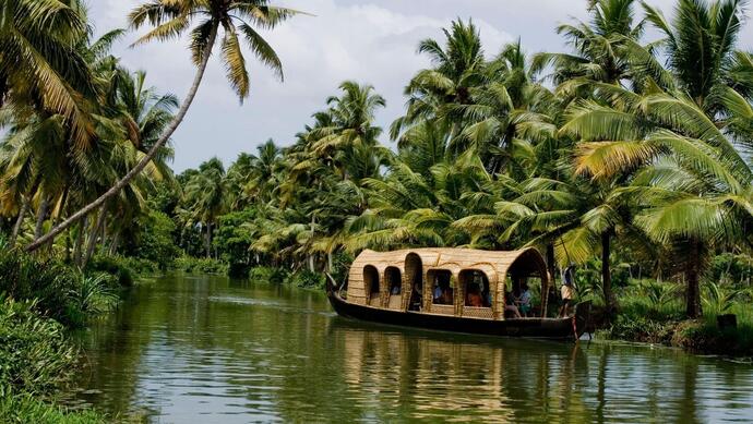 Traditionelles Hausboot auf dem Backwater in Kerala in Indien