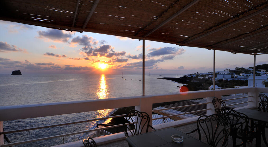 Sonnenuntergang auf der Hotelterrasse