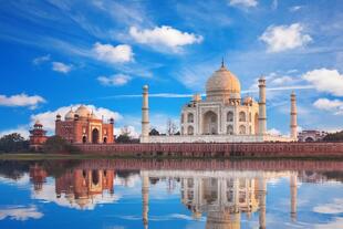 Taj Mahal am Ufer des Yumana Flusses 