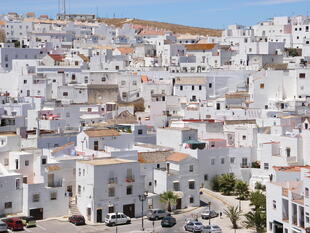 Blick auf die berühmten weißen Häuser in Cadiz
