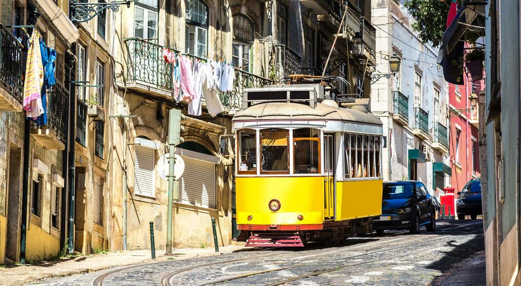 Gelbe Standseilbahn in Lissabon bei Portugal Reisen