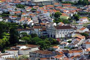 Blick auf Angra do Heroismo auf der Insel Terceira 