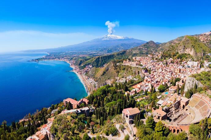 Sizilien mit Blick auf das antike Theater und den Vulkan Ätna in Italien