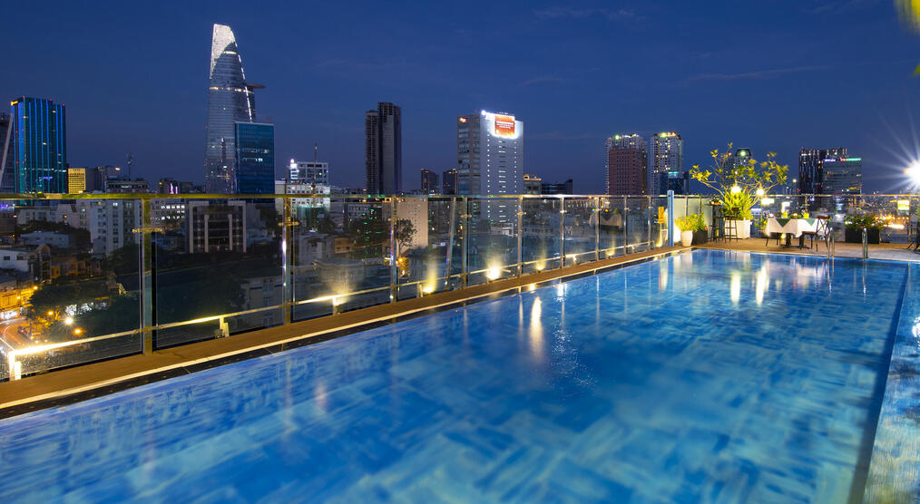 Pool bei Nacht