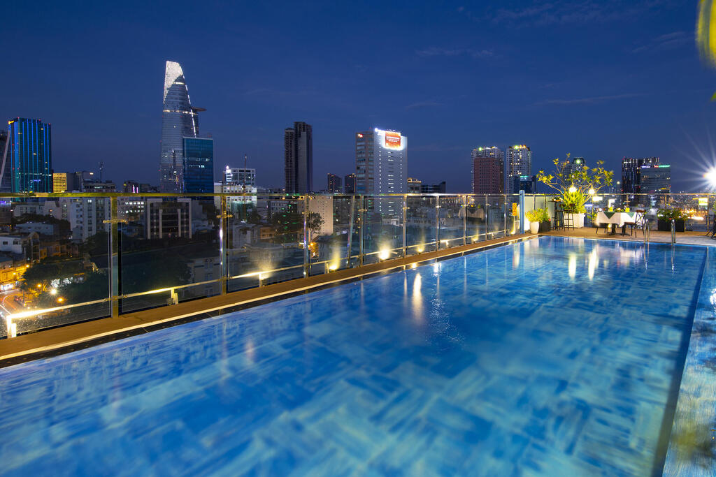 Pool bei Nacht