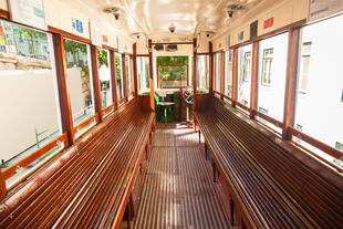 Holzbänke in traditionellem Straßenbahnwaggon
