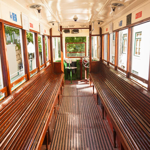 Holzbänke in traditionellem Straßenbahnwaggon