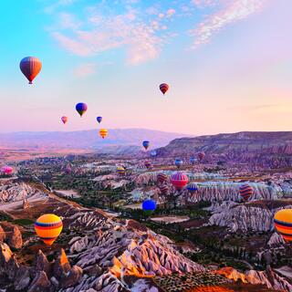 Ballonfahrt über der einzigartigen Tuffsteinlandschaft Kappadokiens