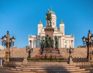 Dom mit Denkmal Alexander II