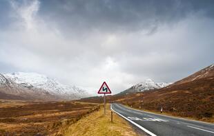 Schneebedeckte Berge in Glen Coe