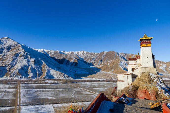 Yungbulakang-Palast hoch über der Stadt Tsedang in Tibet, umgeben von beeindruckender Berglandschaft.